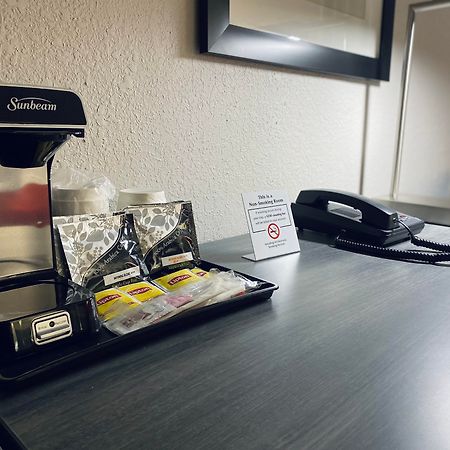 Ramada By Wyndham Hartford North - Bradley Airport Hotel Windsor Locks Buitenkant foto