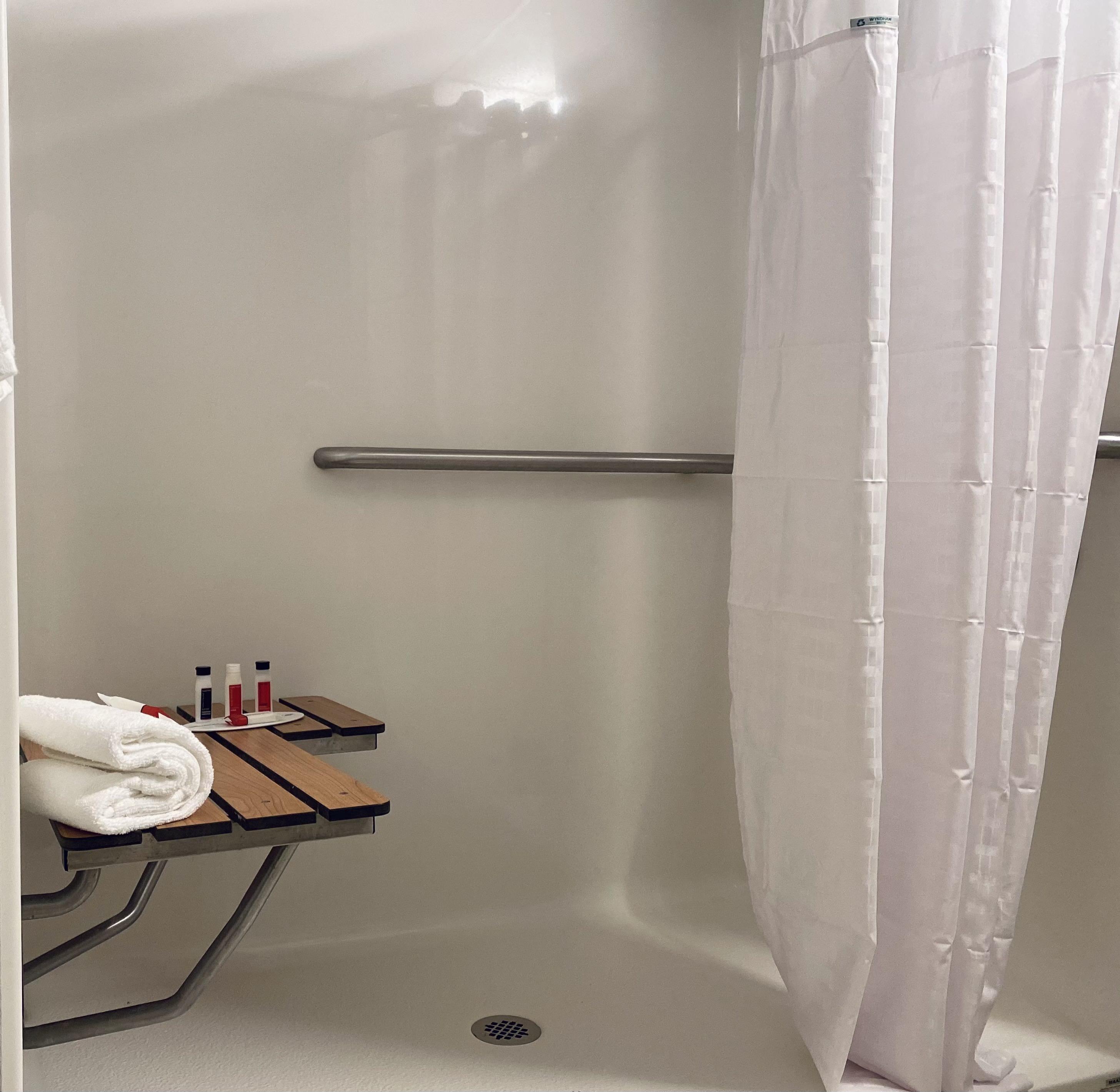 Ramada By Wyndham Hartford North - Bradley Airport Hotel Windsor Locks Buitenkant foto