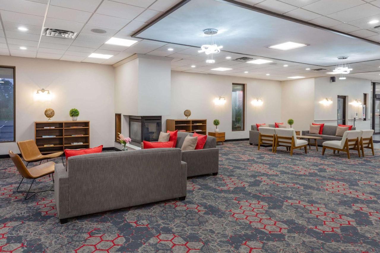 Ramada By Wyndham Hartford North - Bradley Airport Hotel Windsor Locks Buitenkant foto