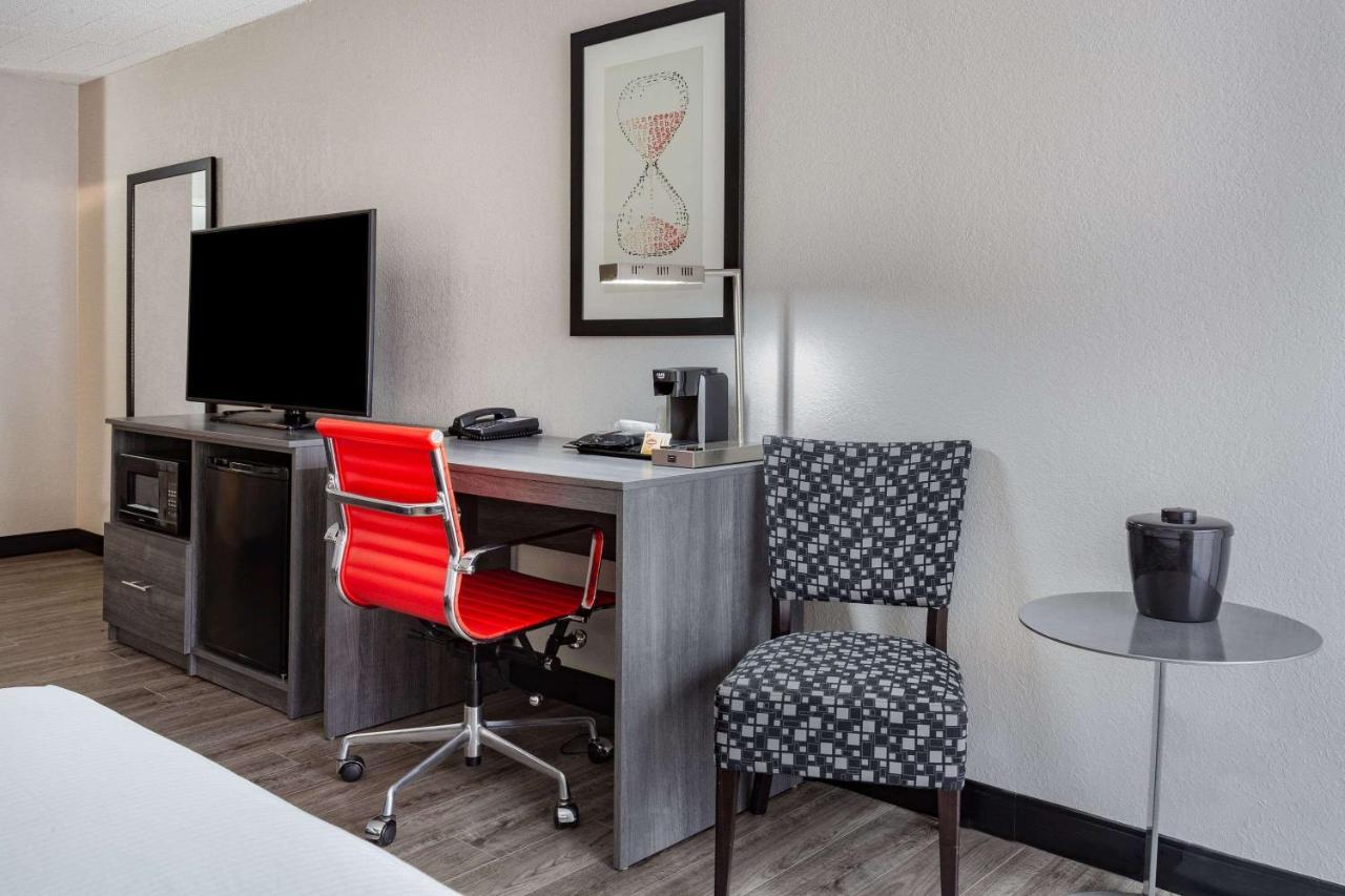 Ramada By Wyndham Hartford North - Bradley Airport Hotel Windsor Locks Buitenkant foto