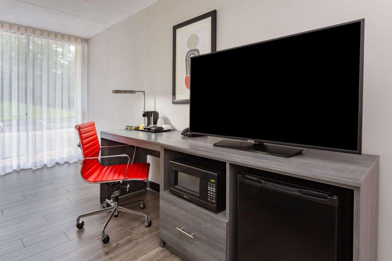 Ramada By Wyndham Hartford North - Bradley Airport Hotel Windsor Locks Buitenkant foto