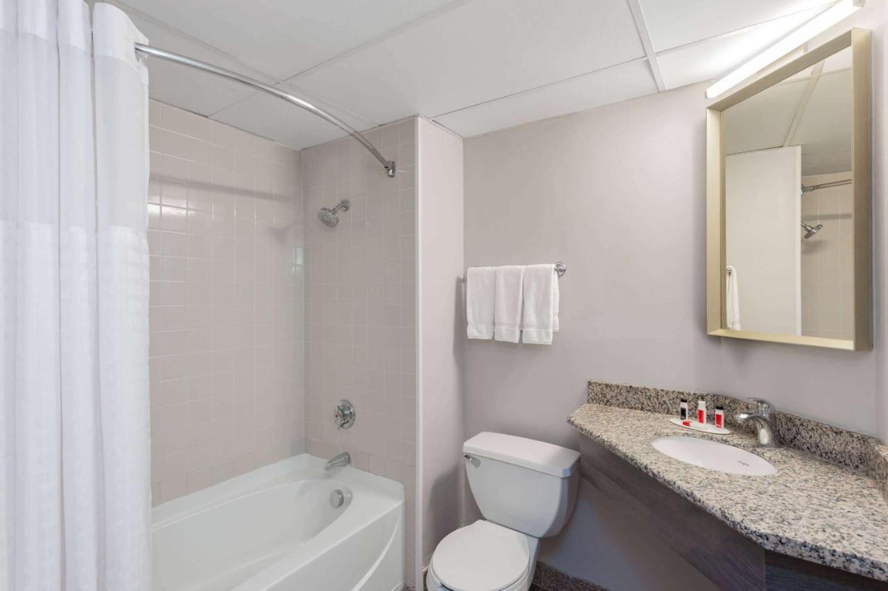Ramada By Wyndham Hartford North - Bradley Airport Hotel Windsor Locks Buitenkant foto
