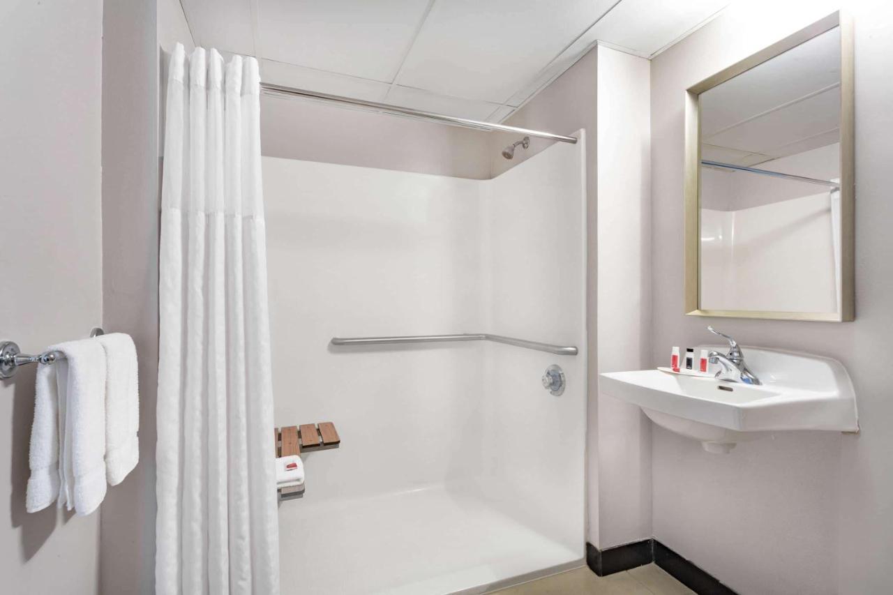 Ramada By Wyndham Hartford North - Bradley Airport Hotel Windsor Locks Buitenkant foto