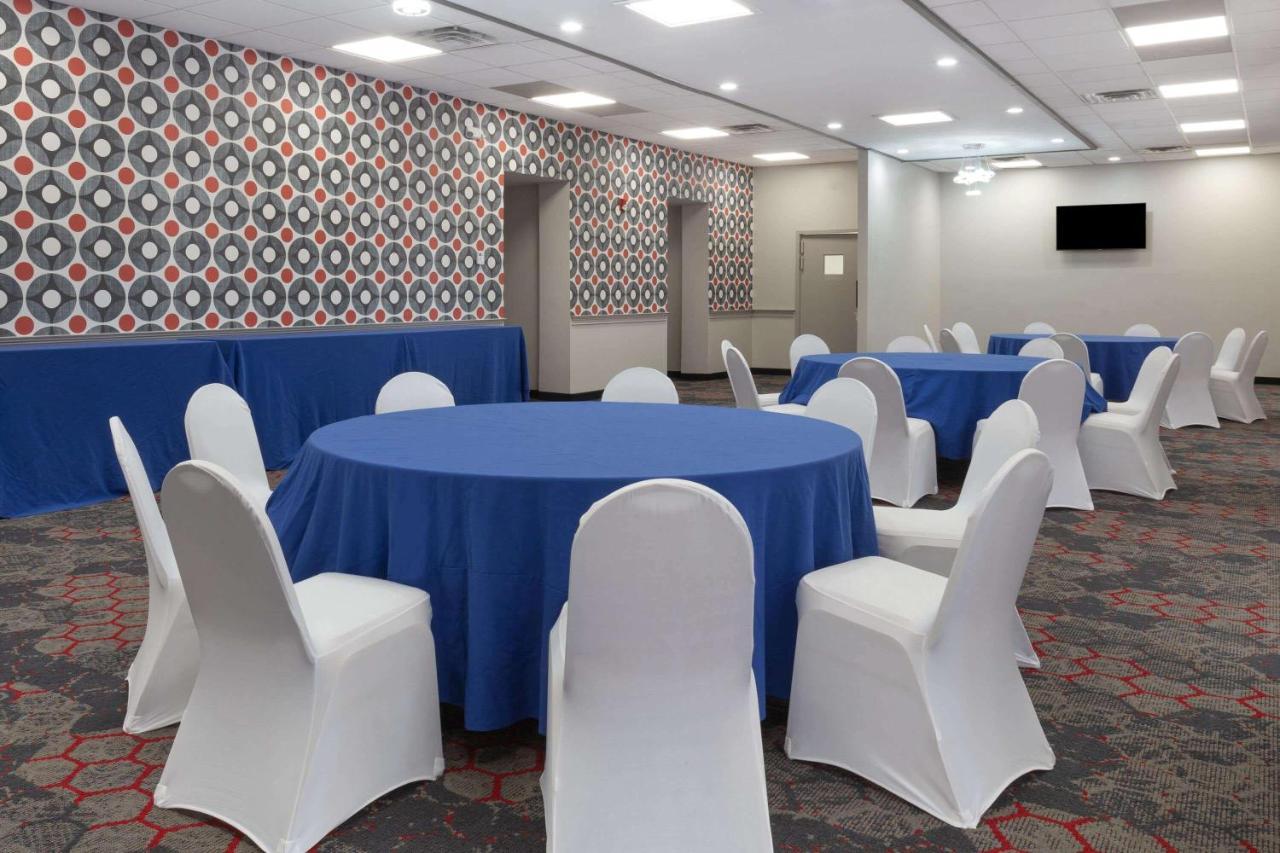 Ramada By Wyndham Hartford North - Bradley Airport Hotel Windsor Locks Buitenkant foto
