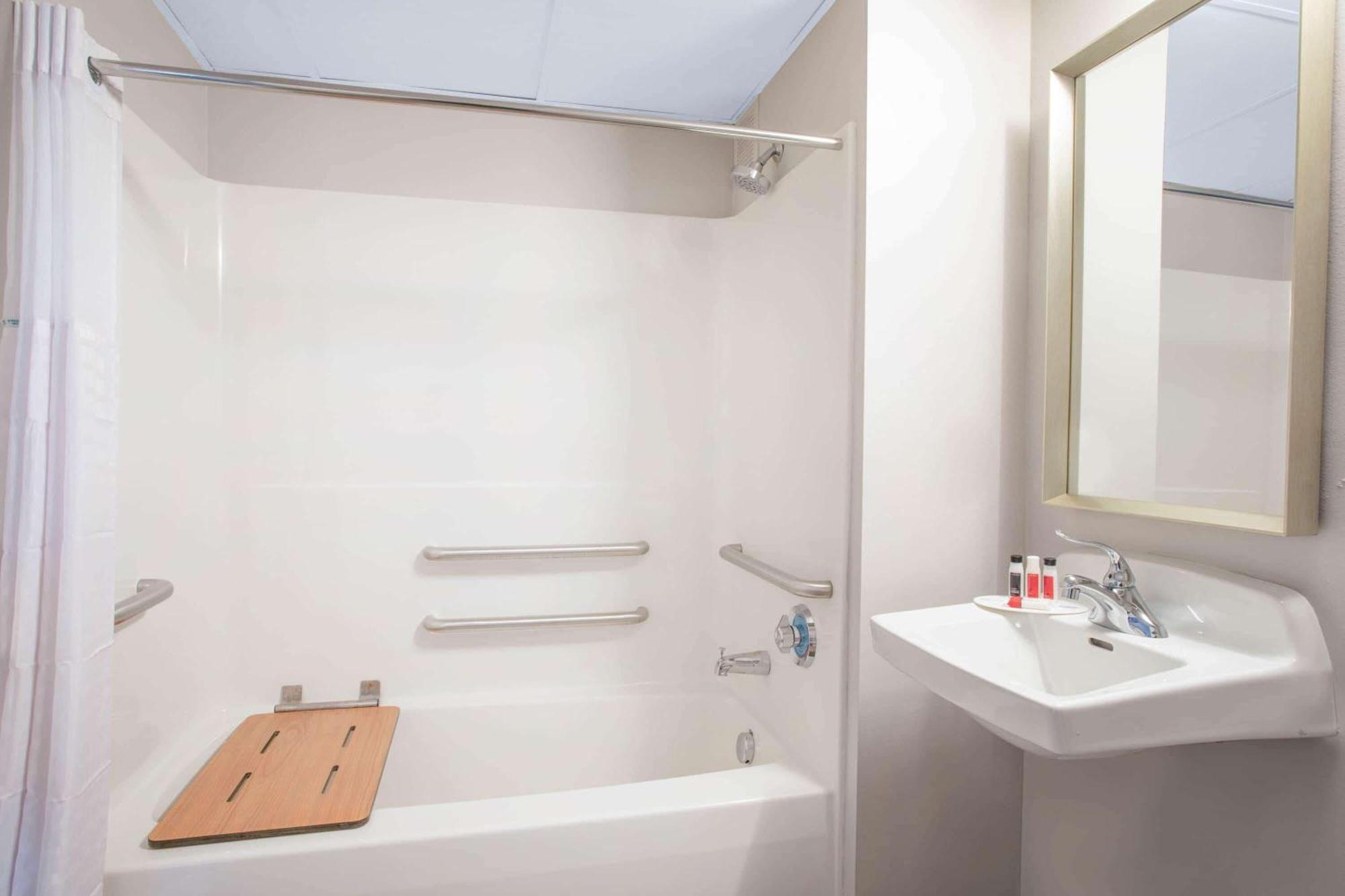 Ramada By Wyndham Hartford North - Bradley Airport Hotel Windsor Locks Kamer foto