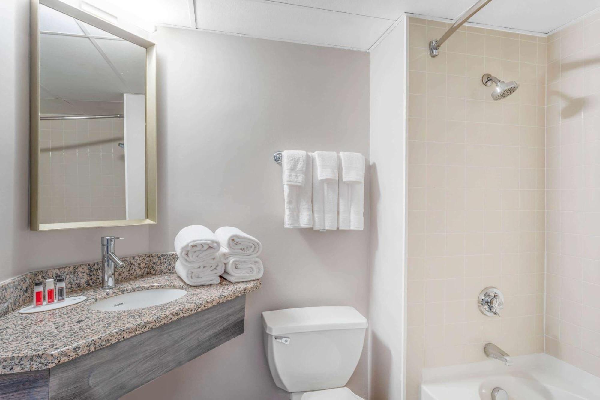 Ramada By Wyndham Hartford North - Bradley Airport Hotel Windsor Locks Kamer foto